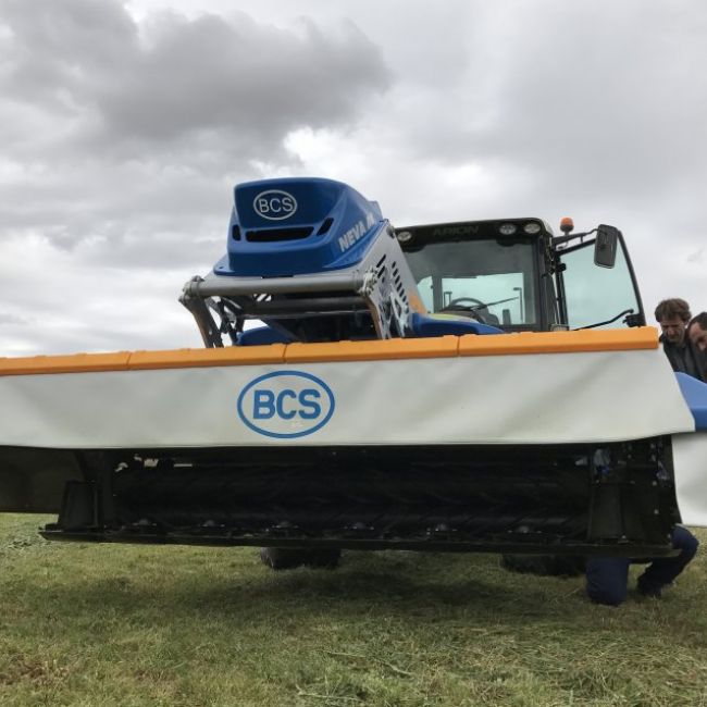 Demostración Neva R8